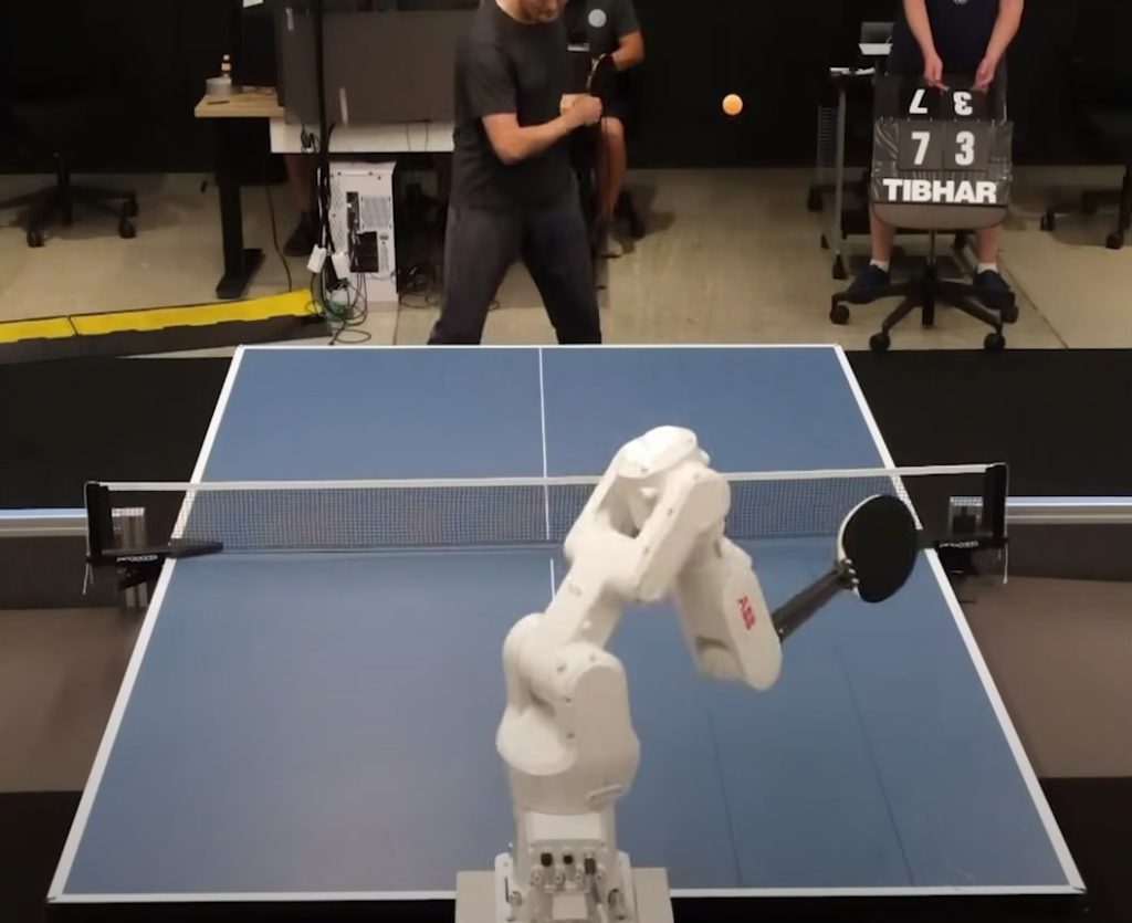 Le bras robotique développé par des chercheurs du MIT a atteint le niveau de joueur amateur de tennis de table. Mais il…